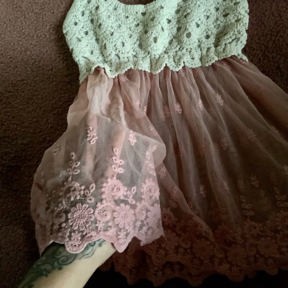 Beautiful laced top - Picture 2 of 5